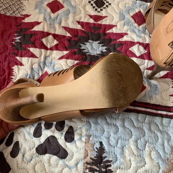 Guess strappy heels, peep toe, gladiator style, US 7, EUC, camel, sexy, neutral - Picture 4 of 12